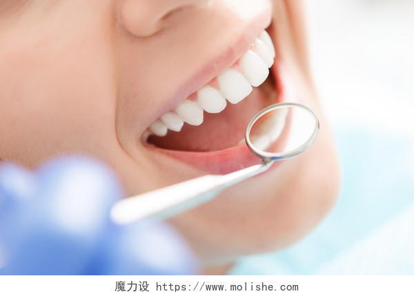 微笑的漂亮女人由牙医诊所做牙科检查牙科口腔牙齿美白口腔牙齿口腔牙齿